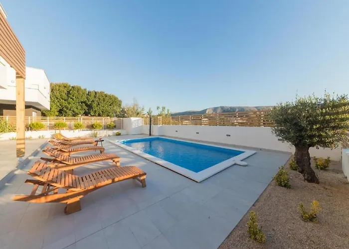 Luxury Bellavista - Four Bedroom With Pool Вилла