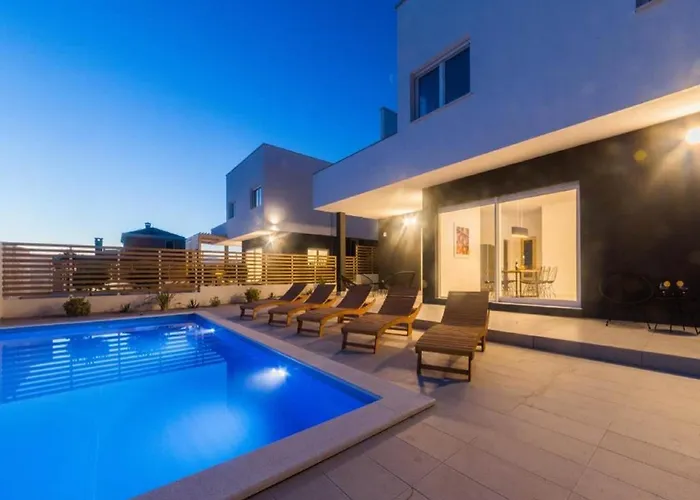 Luxury Bellavista - Four Bedroom With Pool Вилла *