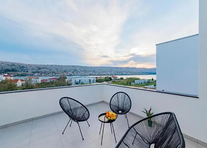 Luxury Bellavista - Four Bedroom With Pool *