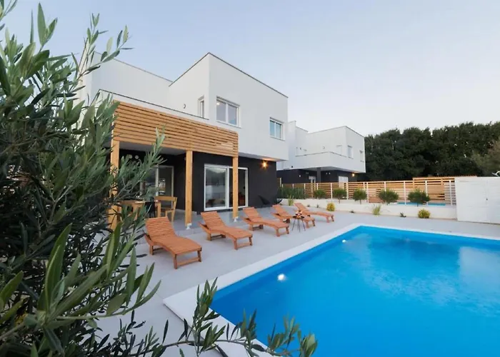 Luxury Bellavista - Four Bedroom With Pool Паг