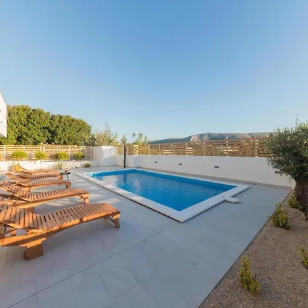 Luxury Bellavista - Four Bedroom With Pool Villa
