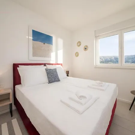 Luxury Bellavista - Four Bedroom With Pool Pag Town