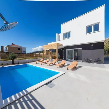 Villa Luxury Bellavista - Four Bedroom With Pool *