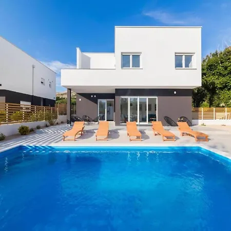 Luxury Bellavista - Four Bedroom With Pool Pag Town
