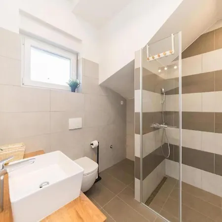 Luxury Bellavista - Four Bedroom With Pool Pag Town