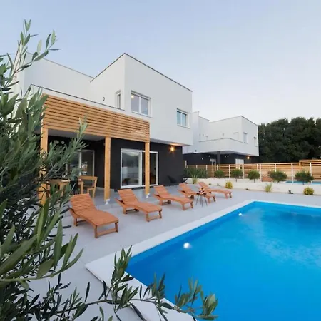 Luxury Bellavista - Four Bedroom With Pool Pag Town