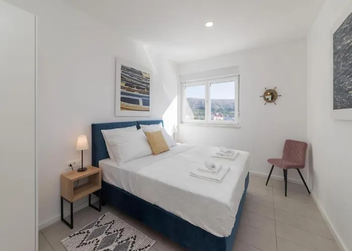 Luxury Bellavista - Four Bedroom With Pool וילה