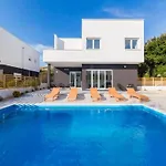 Luxury Bellavista - Four Bedroom With Pool باغ