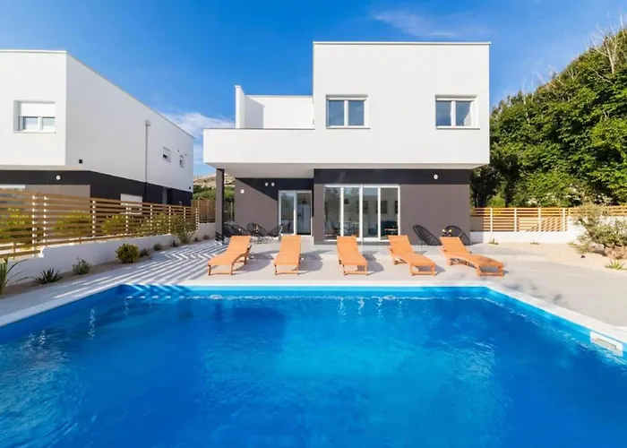 Luxury Bellavista - Four Bedroom With Pool Pag Town